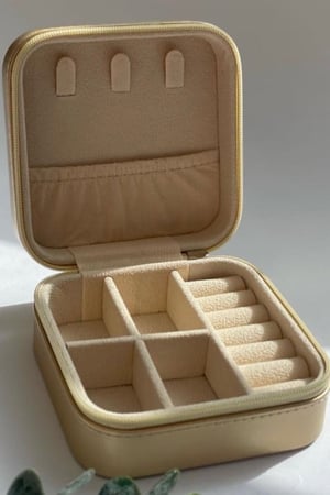 منظم مجوهرات مع ثيم بالاسم