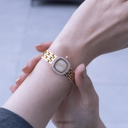 ساعة نسائيه ارقام عربية لونين مينا فضي 5510