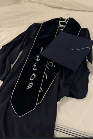 عباية تخرج كحلي  مع وشاح لون اسود   2025 –مع وشاح مخمل مطرز وقبعة بلون أنيق