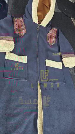 فروة كحلي مطرزة بالاسم – تصميم حصري ببطانة فرو وسحاب نصفي