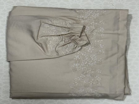 شرشف مرد مطرز بربطه من الجنب الطول من الكتف 155cm  اللون  بيج