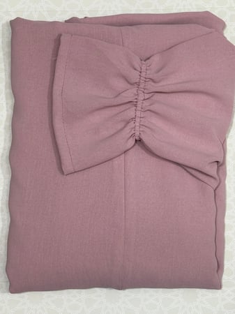 شرشف سحاب كتان سي واي الطول من الكتف 160 cm  العرض 90 cm  اللون  وردي فاتح. السحاب مخفي