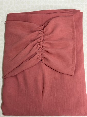 شرشف سحاب كتان سي واي الطول من الكتف 160 cm  العرض 90 cm  اللون لحمي  السحاب مخفي