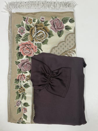 طقم  شرشف  مرد حرير  مغسول  الطول  من. الكتف  160cm   مع سجادة 1 cm اللون.  بصلي غامق