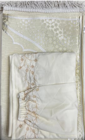 طقم شرشف  مرد مطرز  قطن   الطول  من الكتف 160cm مع سجاده تركي مبطنه  اسفنج 1 cm اللون سكري عرائسي