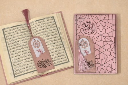 مصحف بتفسير بعض كلمات القرآن المقاس وسط  + غلاف جلد  + فاصل  (اللون  وردي  )طباعة الرياض