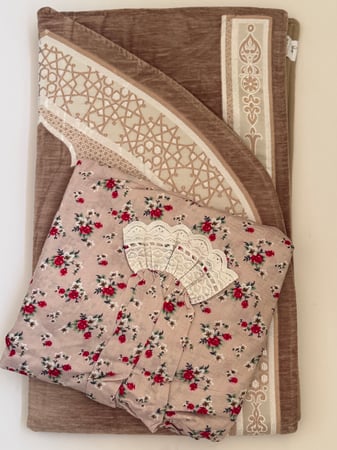 طقم شرشف كلوش  الطول  من الامام 170 cm ومن الخلف 190cm مع سجاده تركي مبطنه محراب  اللون بيج