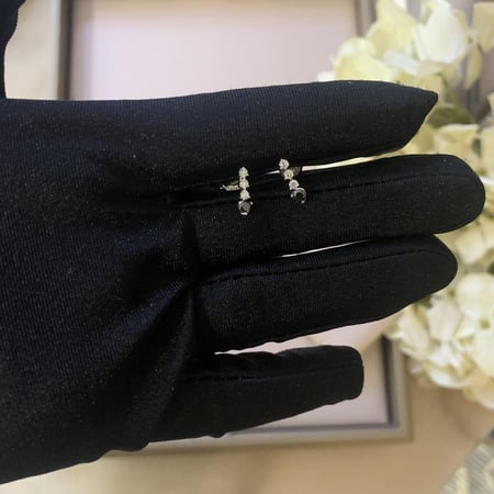 حلق صغير من الفضه والمويسانيت الأسود