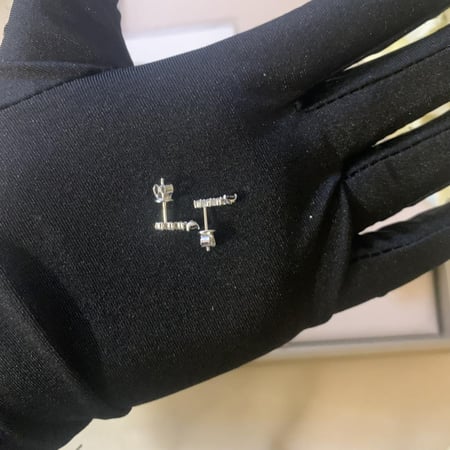 حلق صغير من الفضه والمويسانيت الأسود