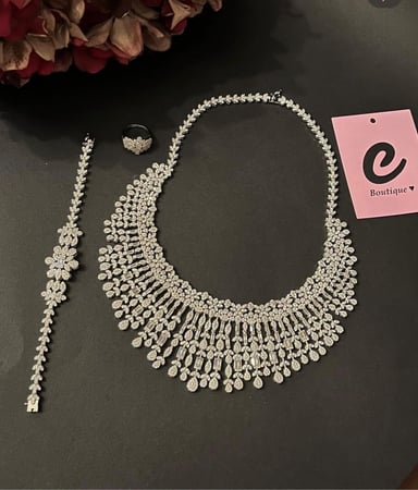 طقم فاخر كبير بتصميم مميز