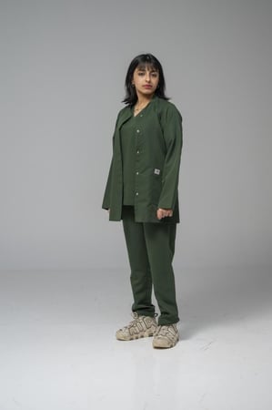 ميديكال سكراب نسائي لون زيتي غامق - الوان النسيج للزي الموحد