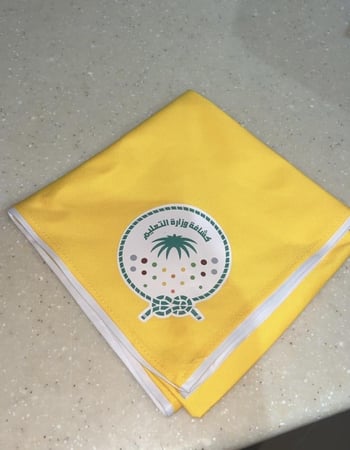 منديل شعار التعليم لون اصفر