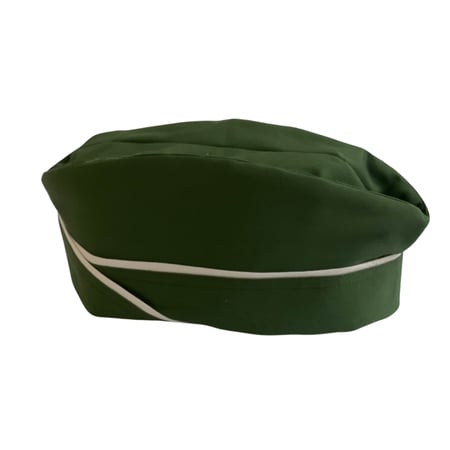 قبعة الفيصلية لون أخضر عشبي بخط أبيض لون البراعم