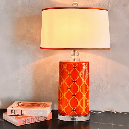 أبجورة اورينا مضاءة تنشر إضاءة دافئة Orina lamp glowing with warm ligh