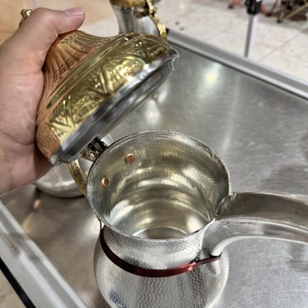 طقم دلال 5 قطع حب الرمان فضي غطا ذهبي استخدام