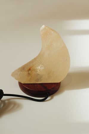 مصباح ملحي على شكل هلال