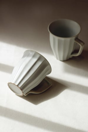 كوب مخطط منقوش رمادي فاتح