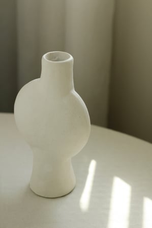 مزهرية سيراميك أبيض - تجريد