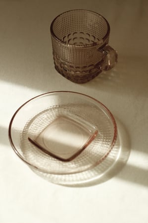 كوب مع صحن زجاج ملون - زهري