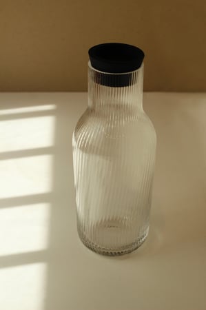 دورق زجاجي بنمط مخطط