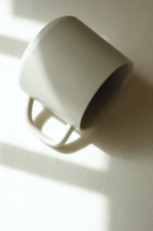 كوب سيراميك بشعار محفور