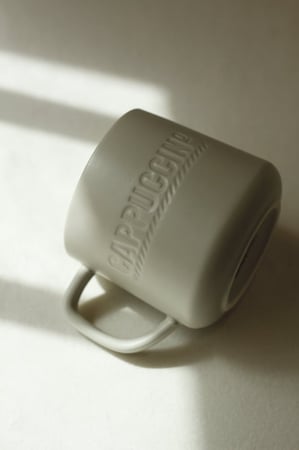 كوب سيراميك بشعار محفور