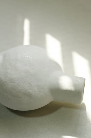 مزهرية سيراميك أبيض - تجريد