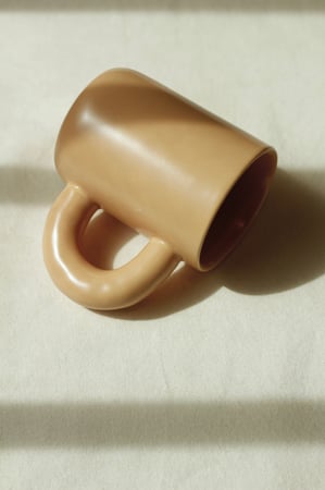 كوب سيراميك بمقبض مدبب - عدة الوان