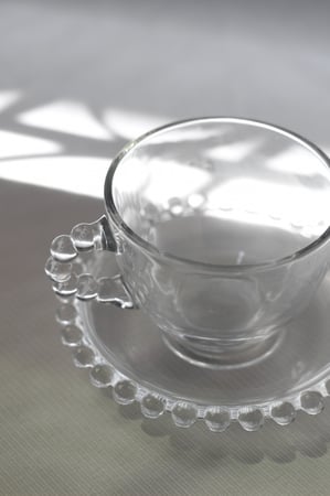 كوب مع صحن زجاج مطرز