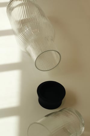 دورق زجاجي بنمط مخطط