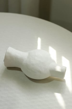 مزهرية سيراميك أبيض - تجريد