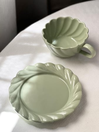 كوب مع صحن قهوه أخضر