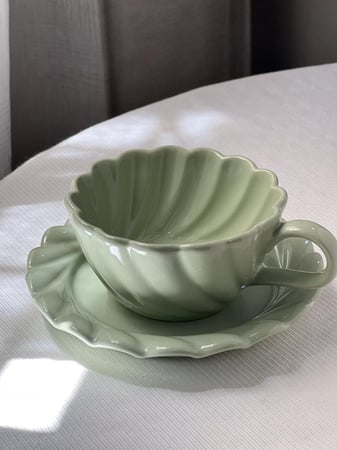 كوب مع صحن قهوه أخضر