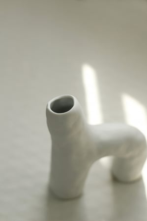 مزهرية سيراميك بأرجل