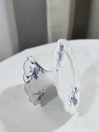 استاند تقديم زهور فرنسية عتيقة