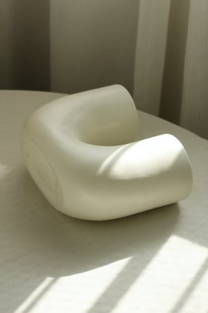 ڤازه على شكل حرف U كريمي