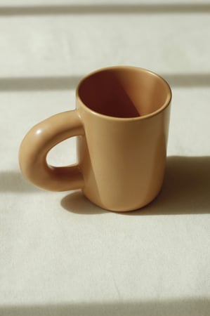 كوب سيراميك بمقبض مدبب - عدة الوان