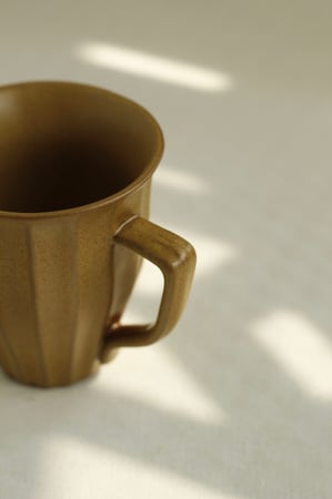 كوب مخطط منقوش بني