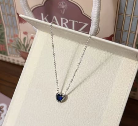 تنسيق KARTZ كيس ورد صناعي لون زهري مع عقد فضه عيار 925