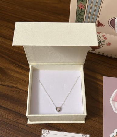 تنسيق KARTZ كيس ورد صناعي لون بنك وأحمر مع عقد فضه عيار 925