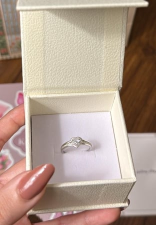 بوكس KARTZ ورد صناعي جوري أبيض مع خاتم نسائي فضه عيار 925