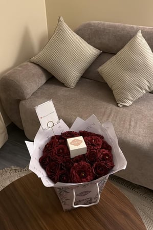 كيس KARTZ ورد صناعي أحمر مع خاتم رجالي ستانسل ستيل