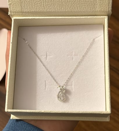 بوكس KARTZ ورد صناعي بنش أحمر مع سلسال فضه عيار 925 مطلي روديوم