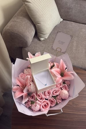 كيس KARTZ ورد صناعي يحتوي أكثر من نوع ورد لون بنك مع عقد فضه عيار 925