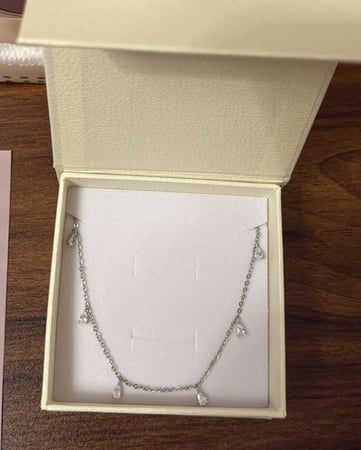 تنسيق KARTZ كيس ورد صناعي لون أصفر مع عقد فضه عيار 925