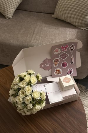 بوكس KARTZ ورد صناعي مع خاتم نسائي فضه عيار 925