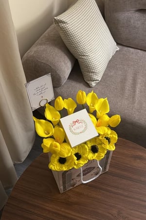 تنسيق KARTZ كيس ورد صناعي لون أصفر مع عقد فضه عيار 925