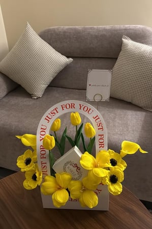 تنسيق KARTZ كيس ورد صناعي لون أصفر مع عقد فضه عيار 925