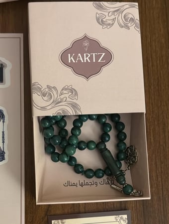 بوكس KARTZ ورد صناعي  أحمر مع مسبحه