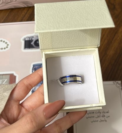 كيس KARTZ ورد صناعي أحمر مع خاتم رجالي ستانسل ستيل